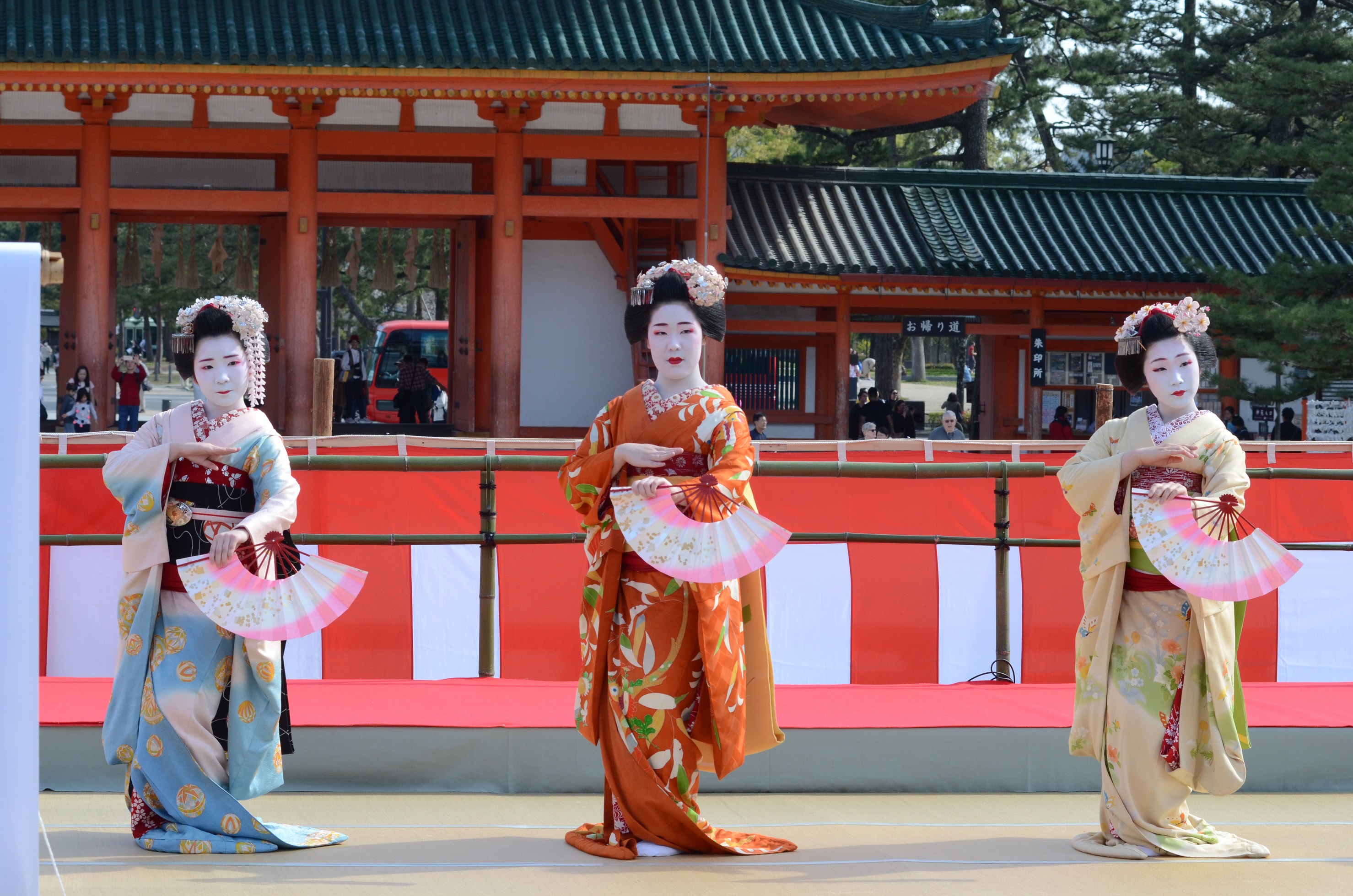 平安神宮奉納神振行事 祇園東の舞妓さん 京都 三条 ちきりや お茶通販 創業安政元年